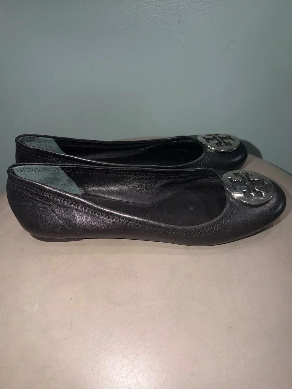 Tory Burch Reva black leather ballet flats silver medallion emblem size 8M